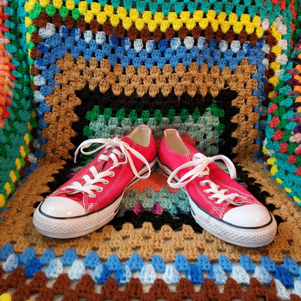 Red low top converse mens sz10 womens sz12